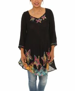 Outlet 🎉 Shoreline Black & Red Star Three-Quarter Sleeve Lace-Hem Tunic - 👩 Women 👏